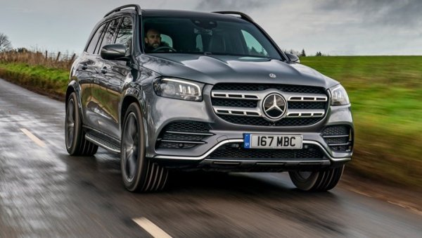 Плюсове: Просторен интериор, усъвършенствани технологии и вълшебно пътуване.

Недостатъци: Не толкова динамично управление.

S-класата влиза е в списъка с най-добрите луксозни автомобили, така че е правилно неговият по-голям брат GLS да е в този с най-добрите луксозни SUV. Съчетава комфорт, технология и практичност. Вариантът GLS400d разполага с 3,0-литров редов шестцилиндров дизелов двигател, произвеждащ 325 к.с., съчетан с деветстепенна автоматична скоростна кутия и задвижване на четирите колела. Това стига за ускорение от 6,3 секунди до стотака и максимална скорост от 240 км/ч, което е повече от достатъчно, ако държите повече на лукса. 

А такъв хич не липсва. Големият Benz предлага гладко и изискано изживяване при шофиране, значително подпомогнато от система за въздушно окачване, която Mercedes е включила като стандарт. Има обаче опции, включително пакет за офроуд, който го прави много по-добър за по-непретенциозни пътища.
 
Кабината е толкова просторна, колкото бихте се надявали, и е украсена с висококачествени материали, двойни 12,3-инчови дисплеи и всички останали технологии, които бихте очаквали от голям Sonderklasse. 